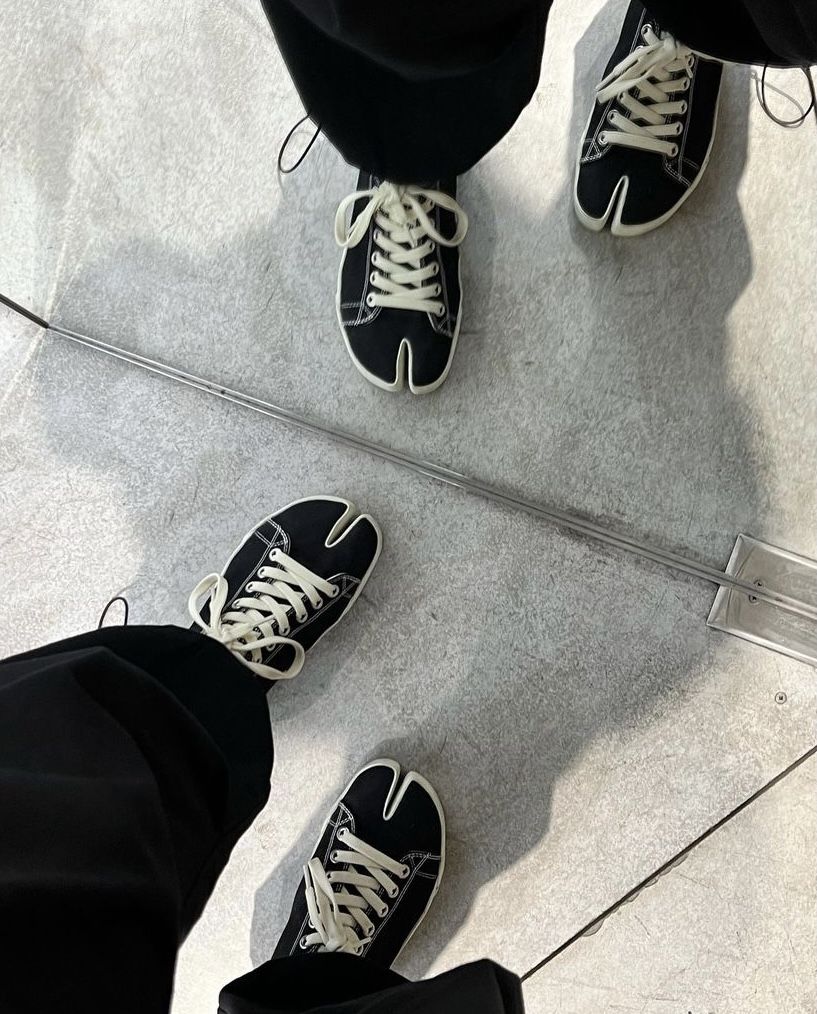Stylish Canvas Tabi Lows: Iconic Split-Toe Sneakers, Free Socks