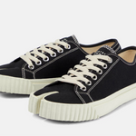 Stylish Canvas Tabi Lows: Iconic Split-Toe Sneakers, Free Socks