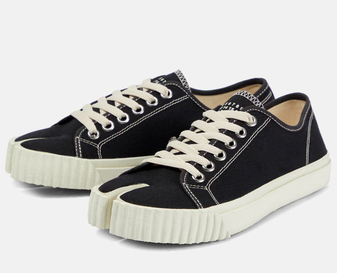 Stylish Canvas Tabi Lows: Iconic Split-Toe Sneakers, Free Socks