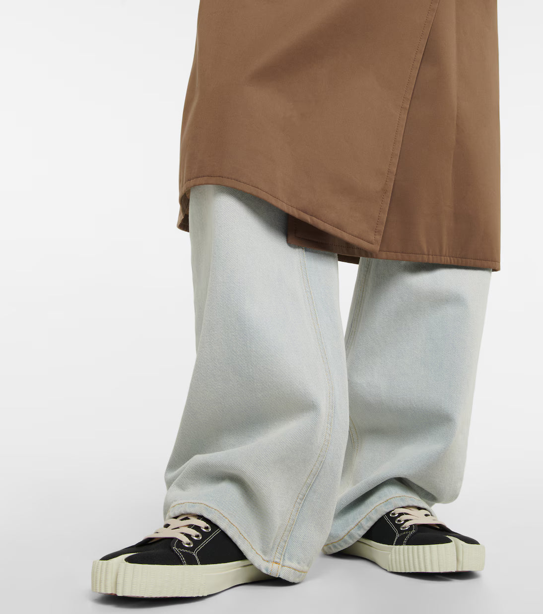 Stylish Canvas Tabi Lows: Iconic Split-Toe Sneakers, Free Socks