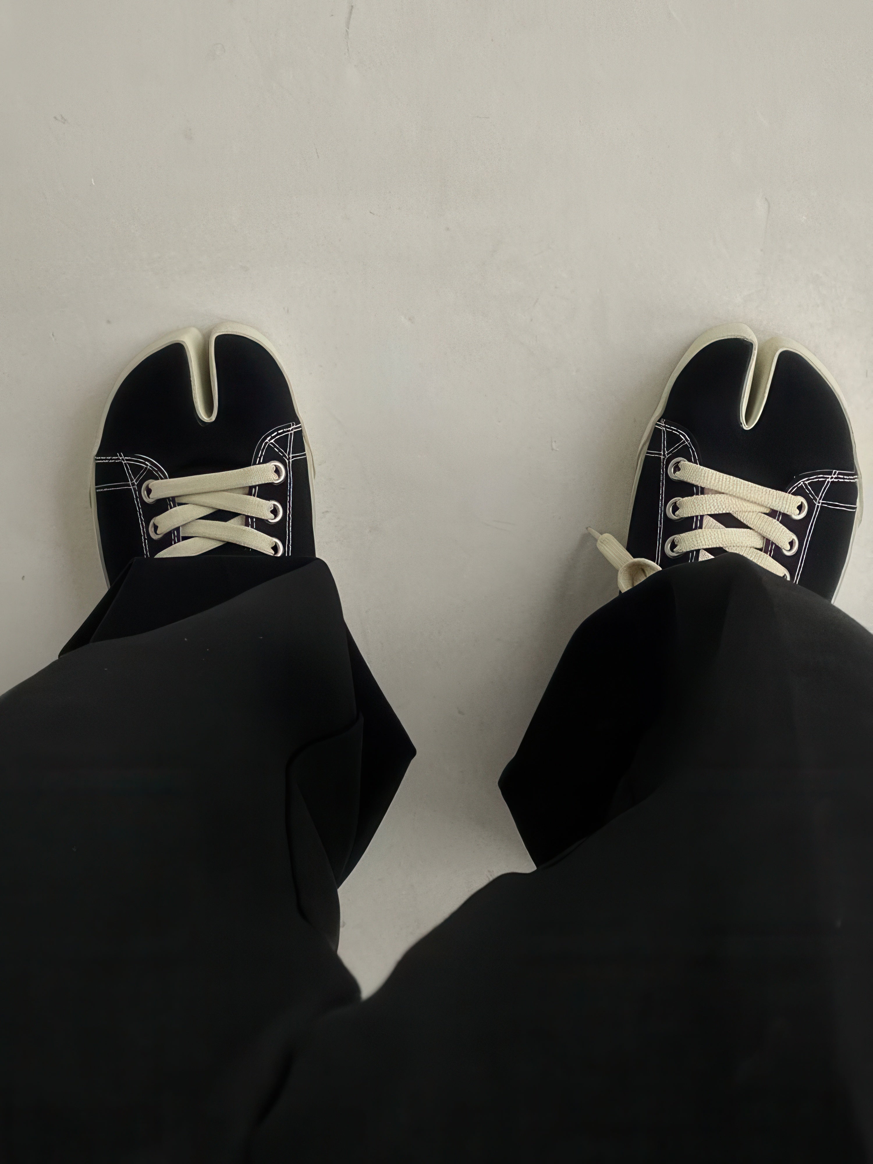 Stylish Canvas Tabi Lows: Iconic Split-Toe Sneakers, Free Socks