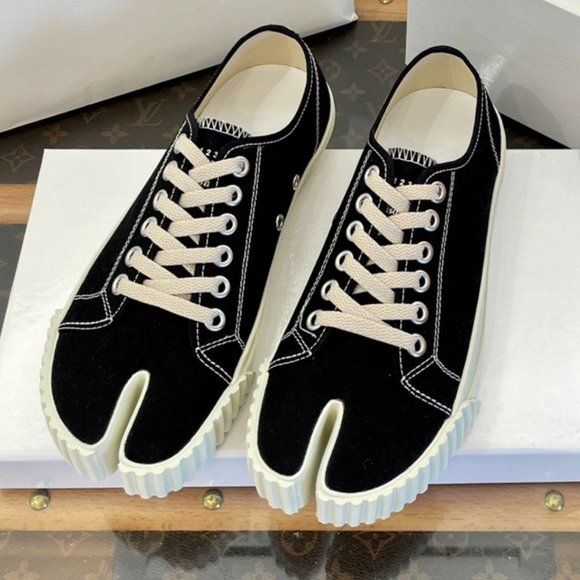 Stylish Canvas Tabi Lows: Iconic Split-Toe Sneakers, Free Socks
